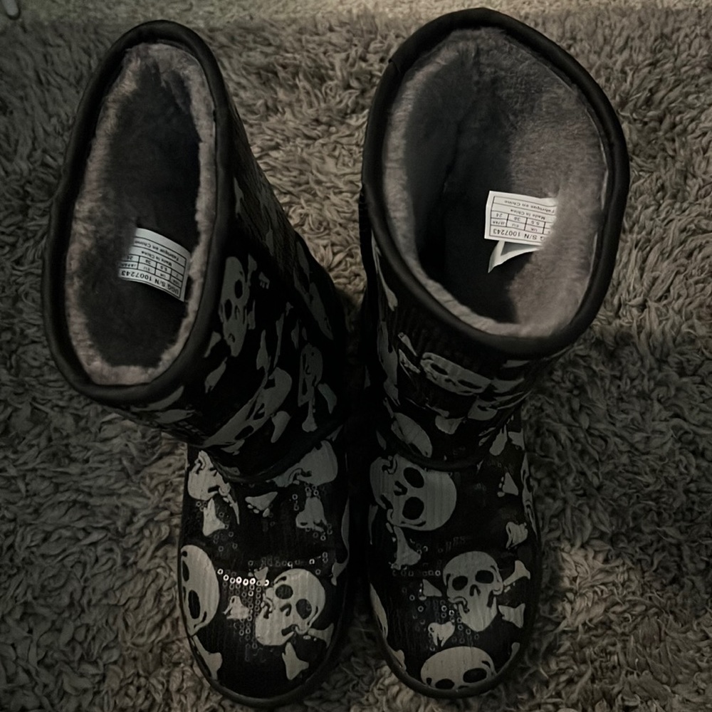 Women’s sequence skull Ugg boots